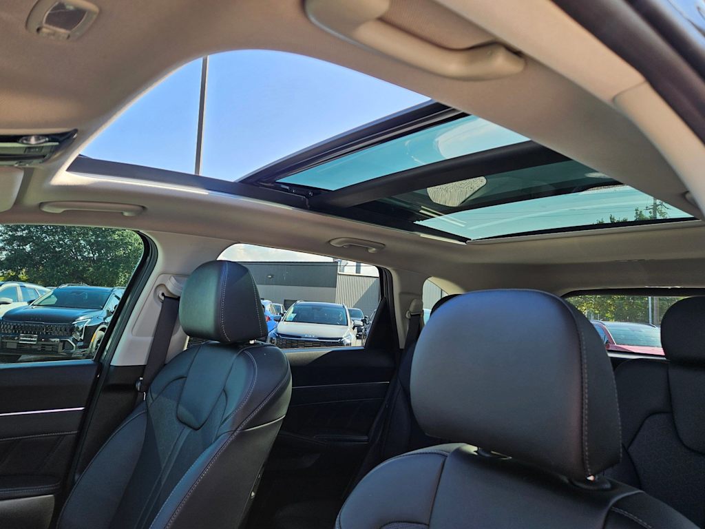 Thumbnail: 2023 Kia Sorento - 24