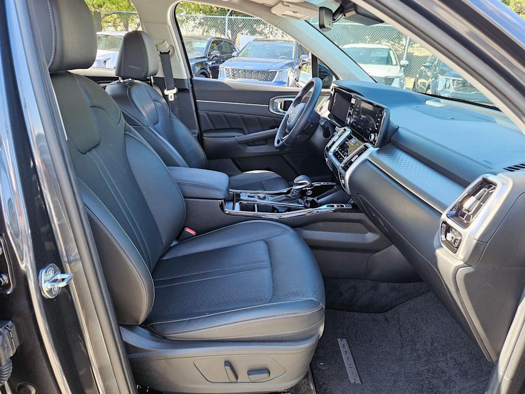 Thumbnail: 2023 Kia Sorento - 11