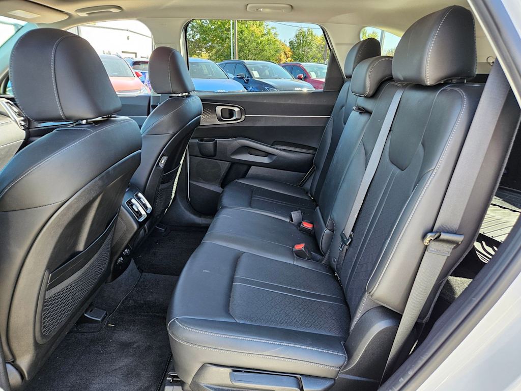 Thumbnail: 2023 Kia Sorento - 11