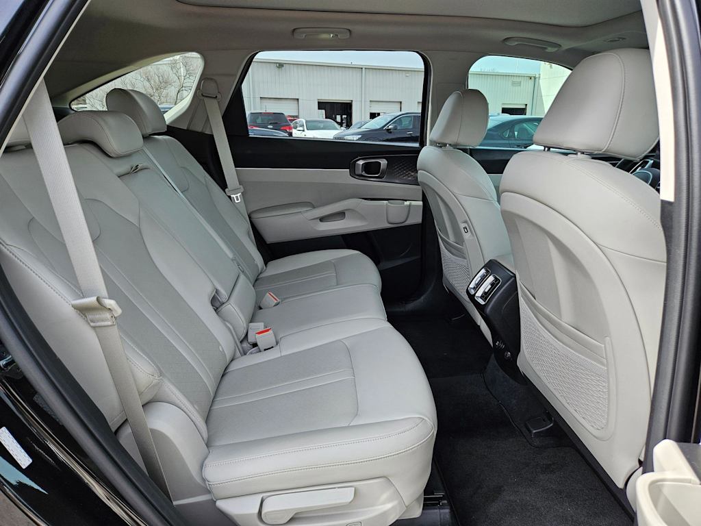 Thumbnail: 2023 Kia Sorento - 25