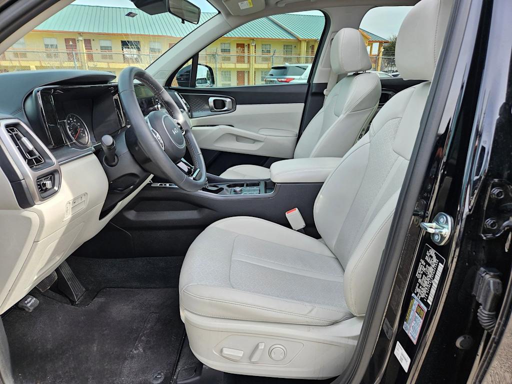 Thumbnail: 2023 Kia Sorento - 10