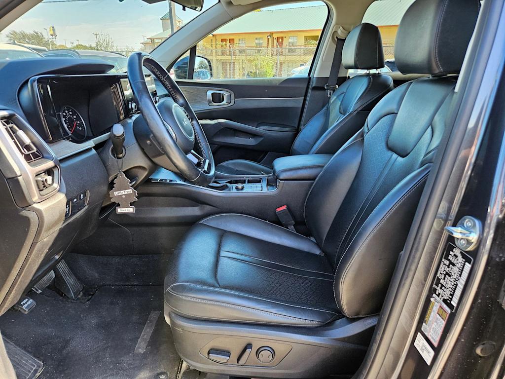 Thumbnail: 2023 Kia Sorento - 8