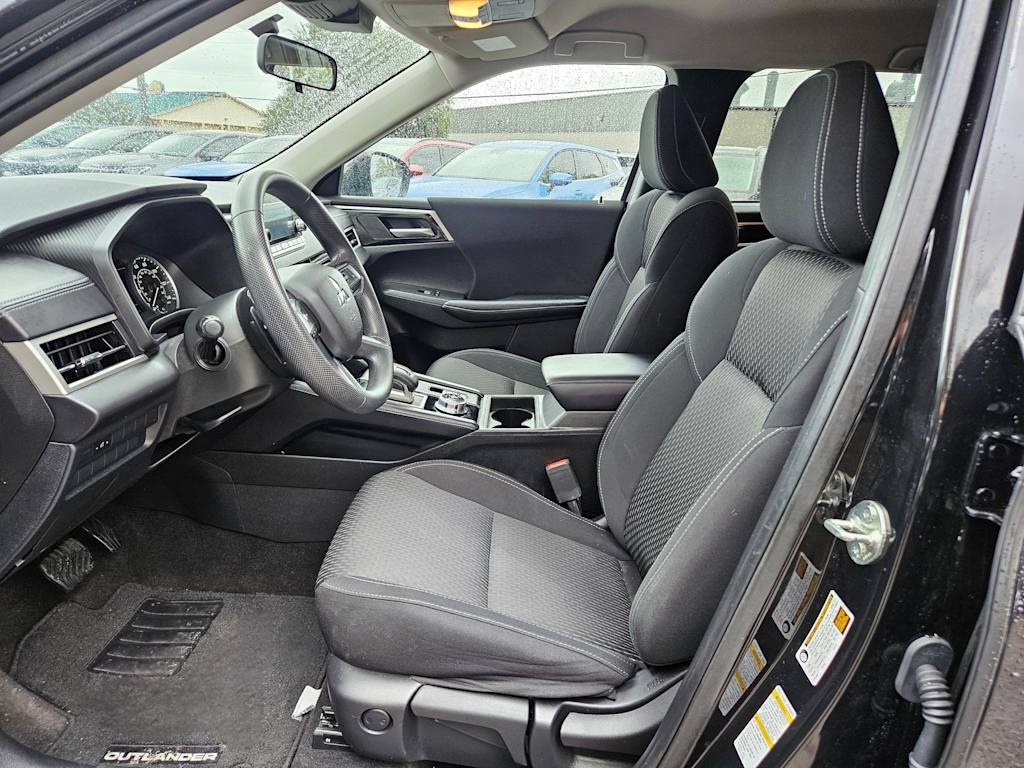 Thumbnail: 2024 Mitsubishi Outlander - 11