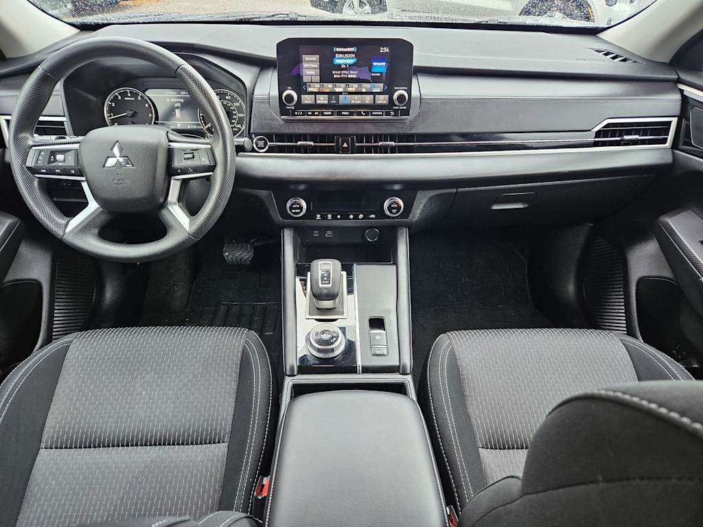 Thumbnail: 2024 Mitsubishi Outlander - 10