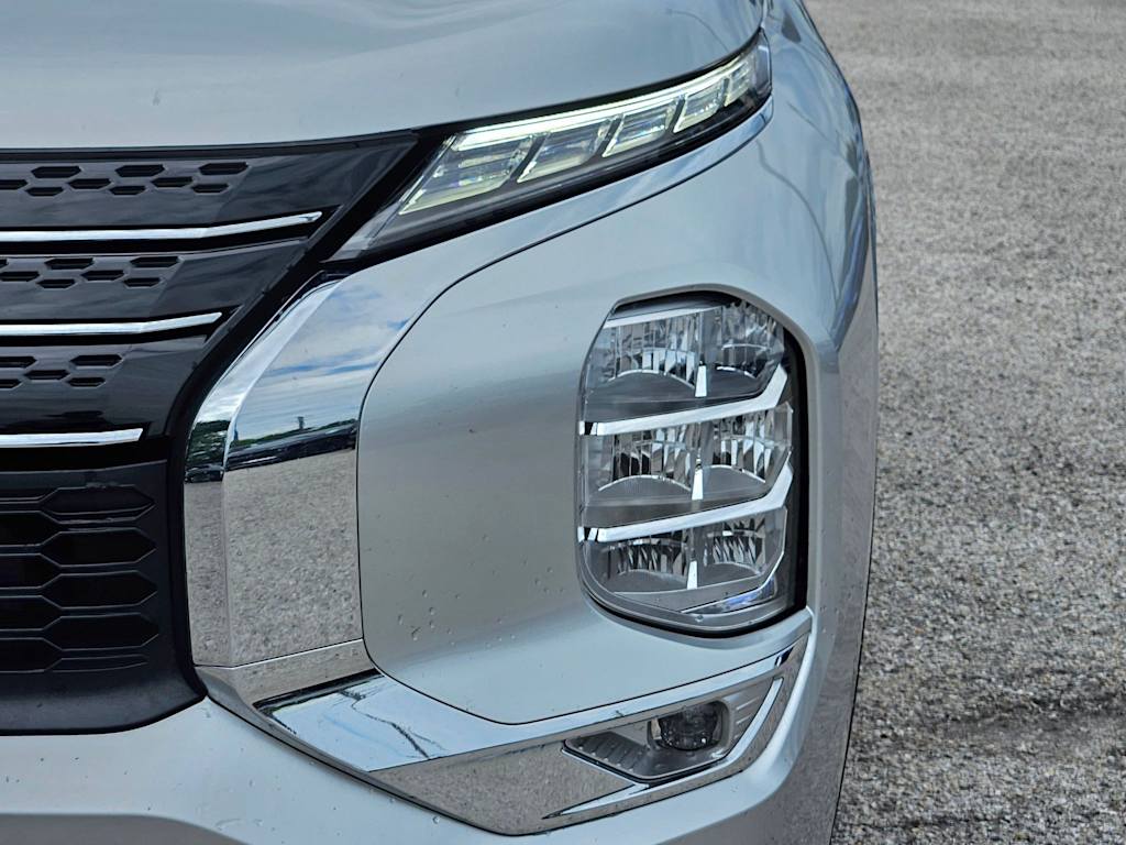 Thumbnail: 2024 Mitsubishi Outlander - 16
