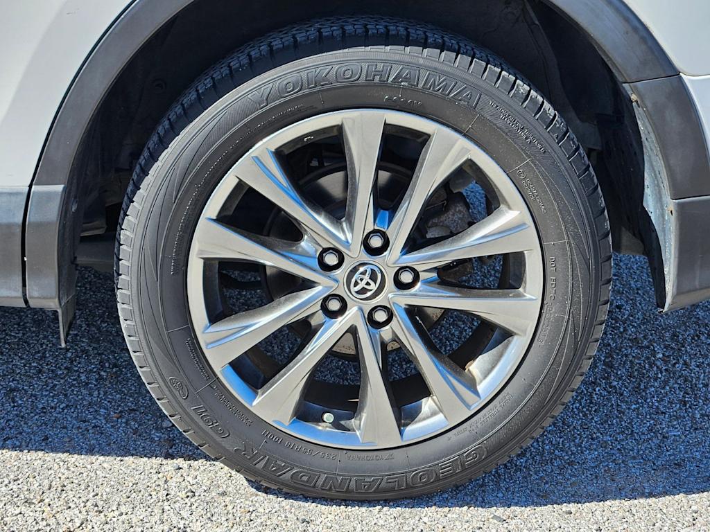 Thumbnail: 2018 Toyota RAV4 - 8