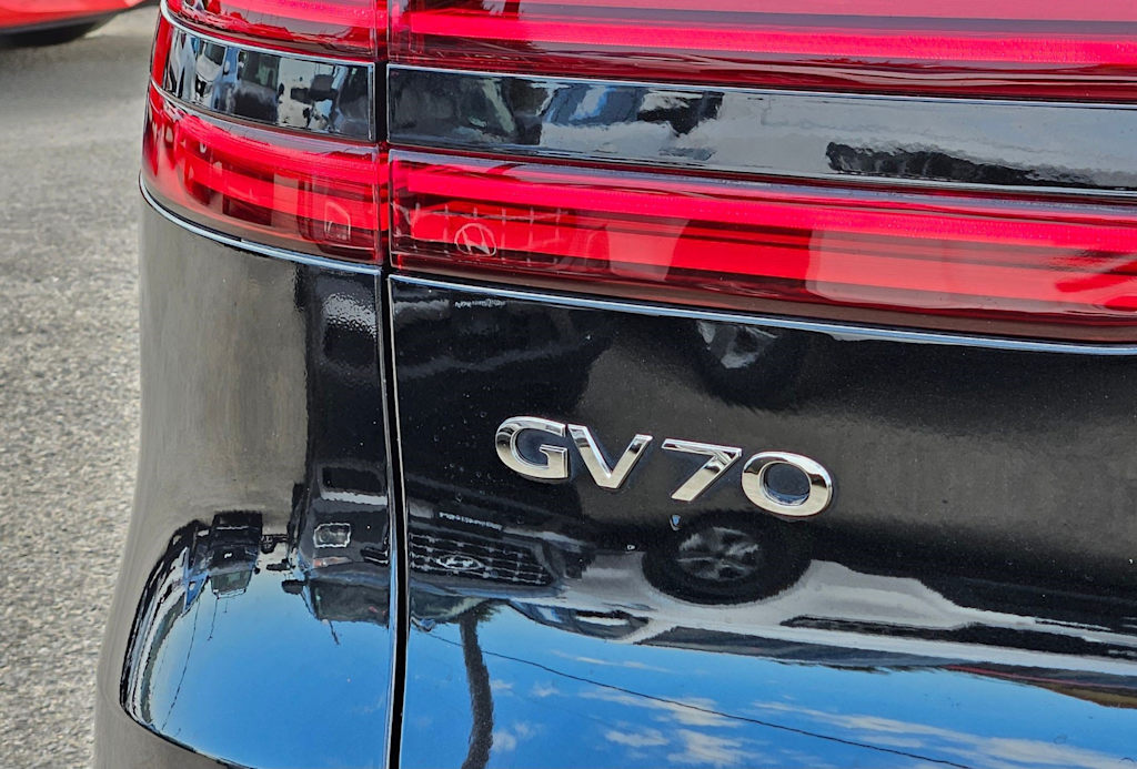 Thumbnail: 2023 Genesis GV70 - 17