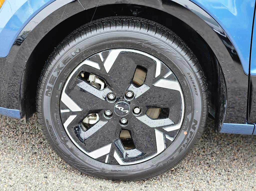 Thumbnail: 2023 Kia Niro - 8