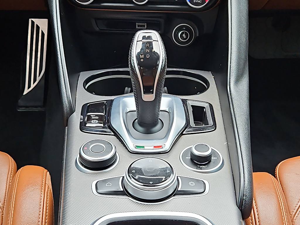Thumbnail: 2020 Alfa Romeo Giulia - 15