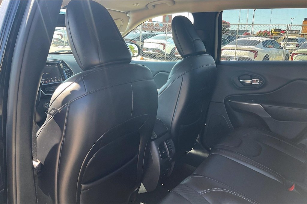 Thumbnail: 2019 Jeep Cherokee - 12