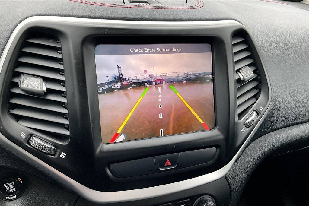 Thumbnail: 2016 Jeep Cherokee - 25