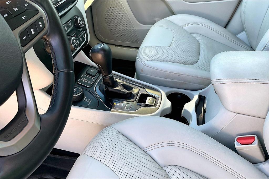 Thumbnail: 2021 Jeep Cherokee - 14