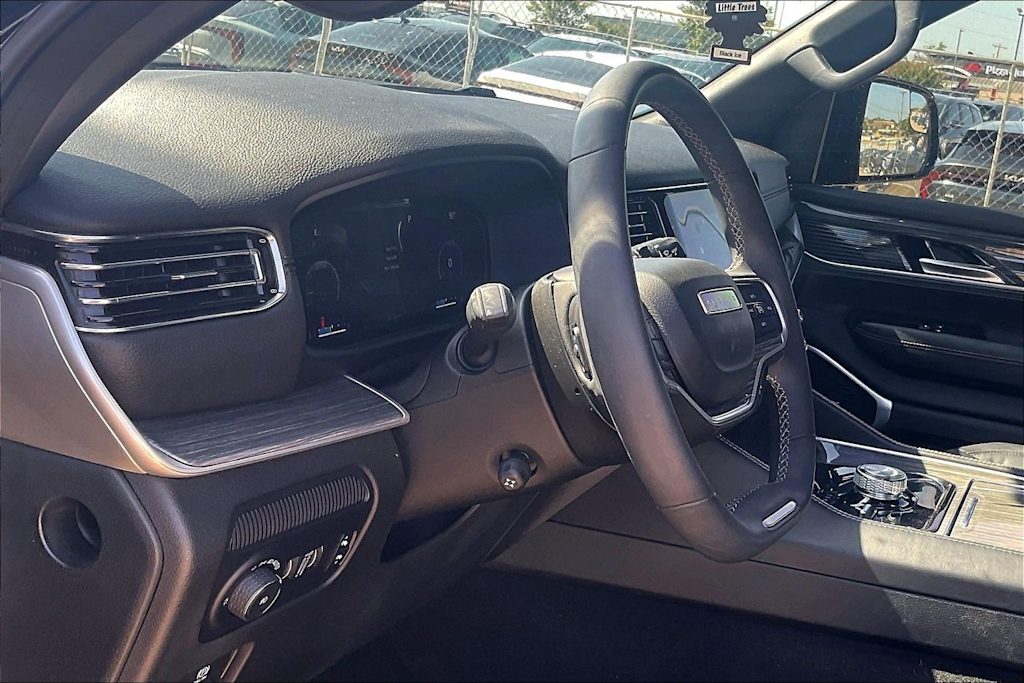 Thumbnail: 2022 Jeep Wagoneer - 17