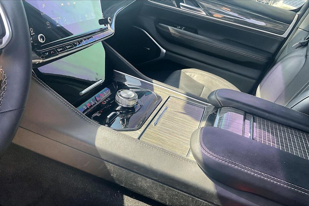 Thumbnail: 2022 Jeep Wagoneer - 14