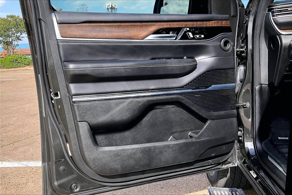 Thumbnail: 2023 Jeep Grand Wagoneer - 29