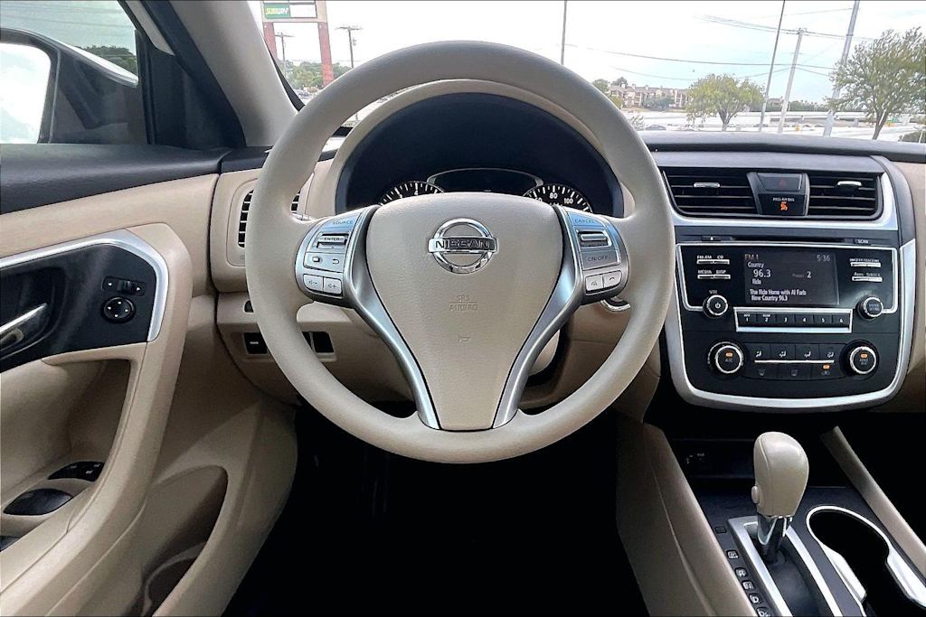 Thumbnail: 2016 Nissan Altima - 12