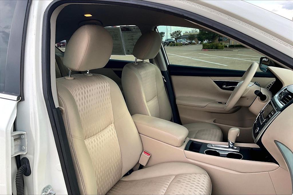 Thumbnail: 2016 Nissan Altima - 19