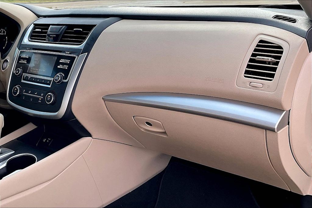 Thumbnail: 2016 Nissan Altima - 22