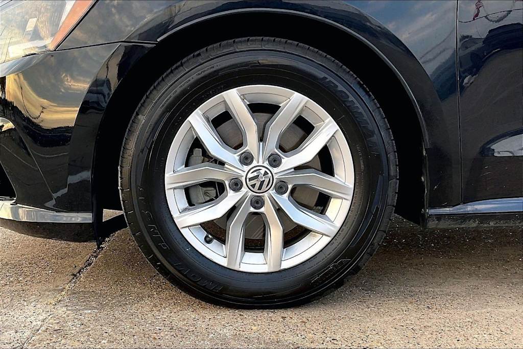 Thumbnail: 2018 Volkswagen Passat - 8