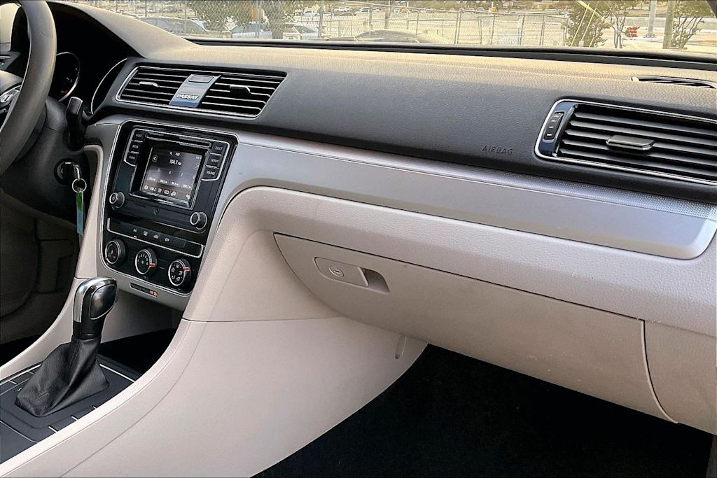 Thumbnail: 2018 Volkswagen Passat - 24