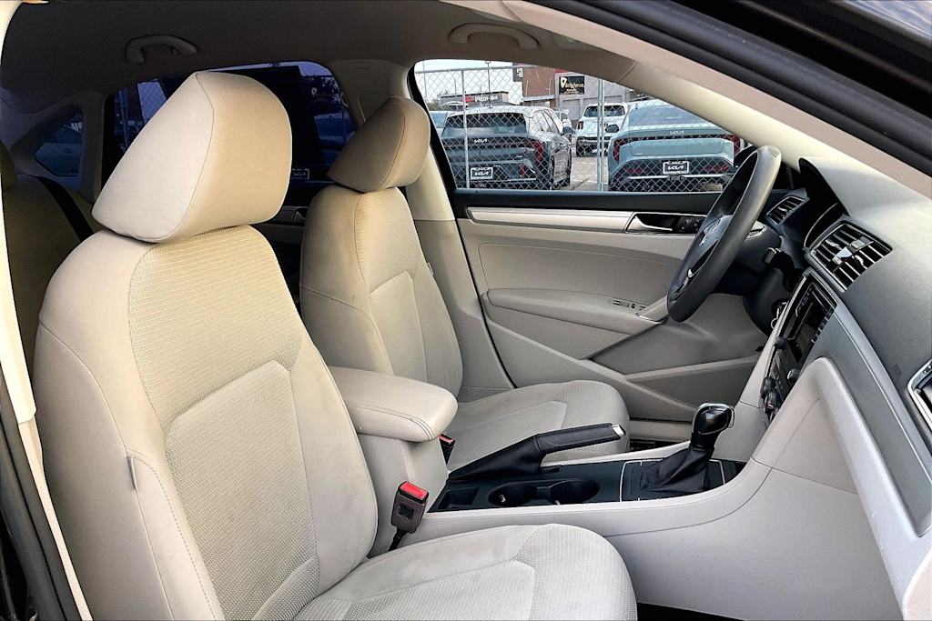 Thumbnail: 2018 Volkswagen Passat - 21