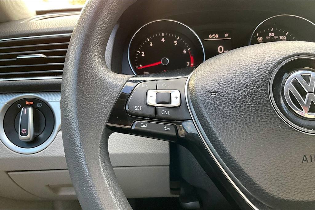 Thumbnail: 2018 Volkswagen Passat - 25
