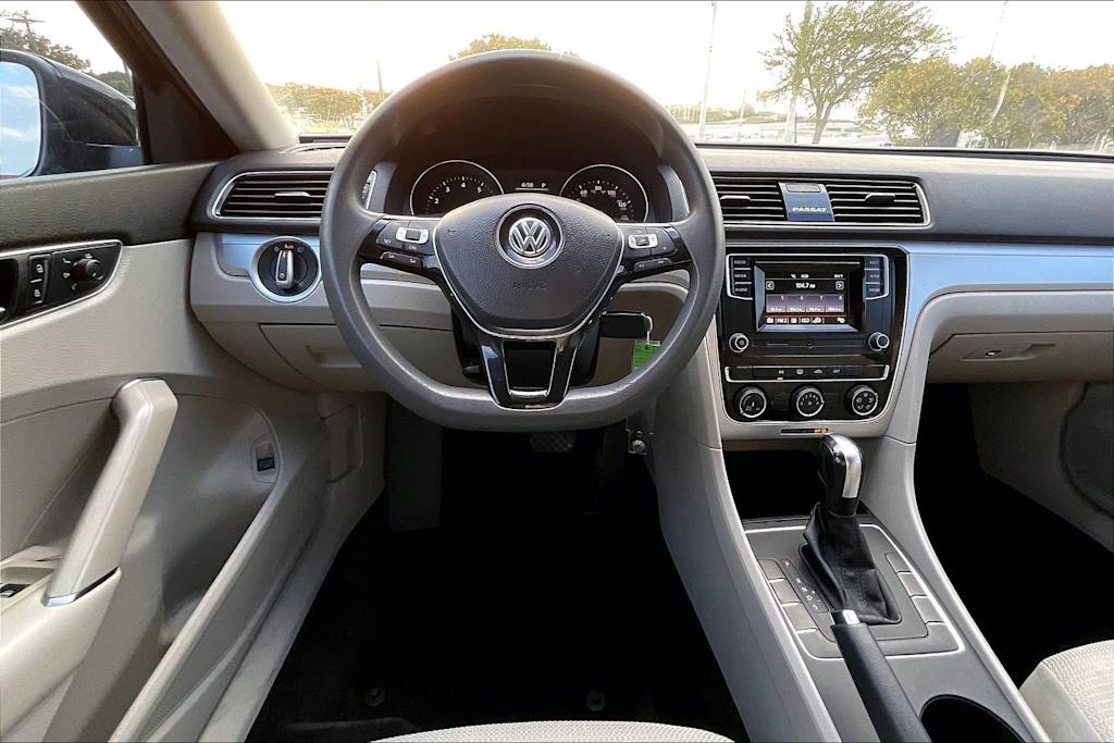 Thumbnail: 2018 Volkswagen Passat - 13