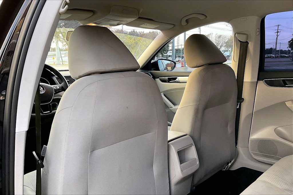 Thumbnail: 2018 Volkswagen Passat - 11