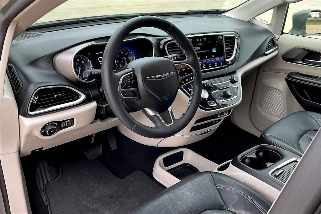 2022 Chrysler Pacifica Touring L 2