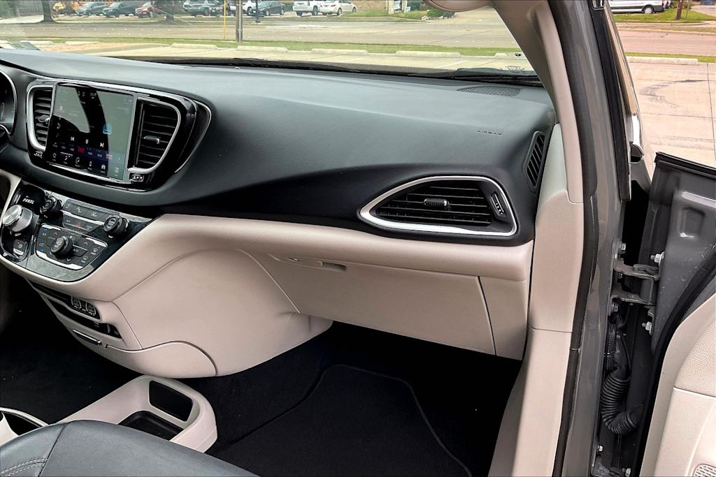 2022 Chrysler Pacifica Touring L 23