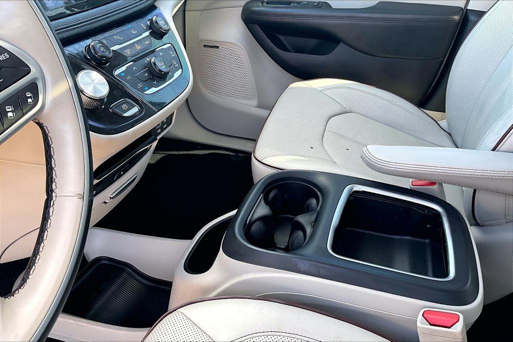 Thumbnail: 2017 Chrysler Pacifica - 16