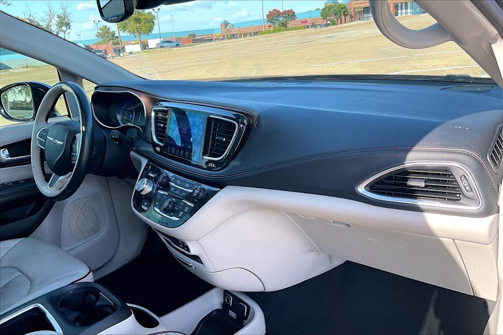 Thumbnail: 2017 Chrysler Pacifica - 14