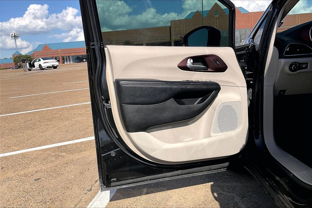 Thumbnail: 2017 Chrysler Pacifica - 26