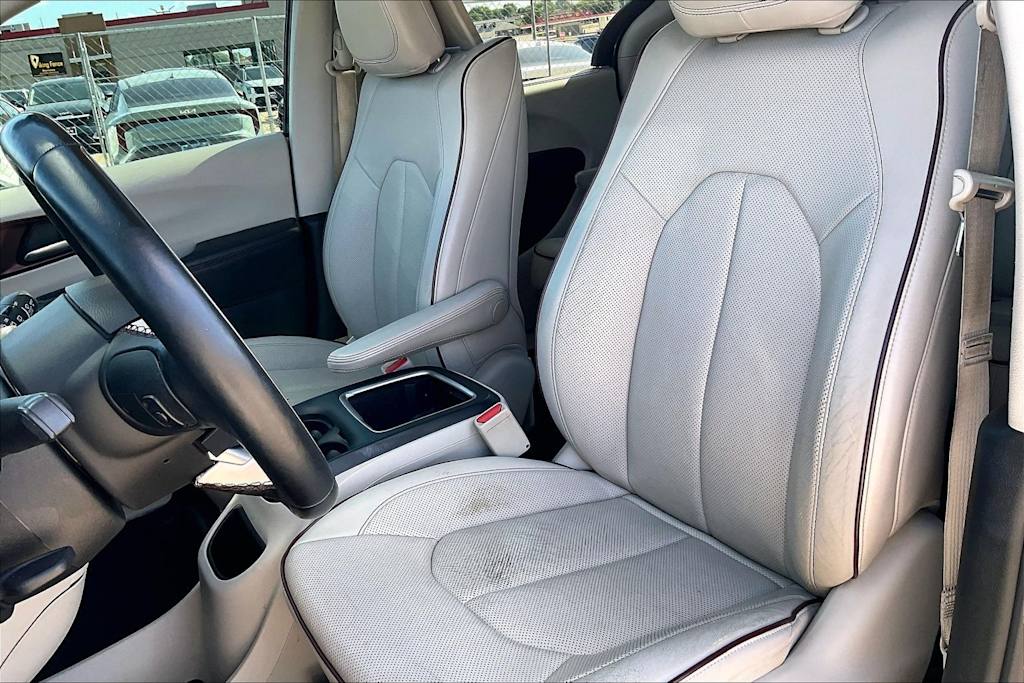 Thumbnail: 2017 Chrysler Pacifica - 10