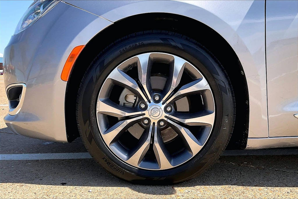 Thumbnail: 2017 Chrysler Pacifica - 8