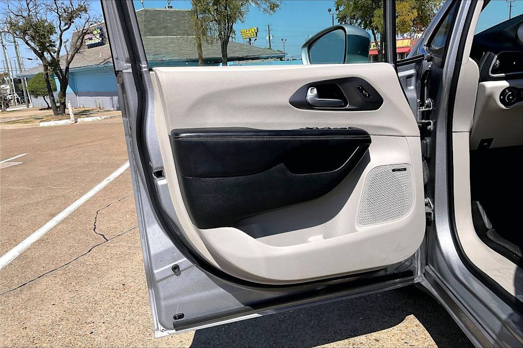 Thumbnail: 2017 Chrysler Pacifica - 27