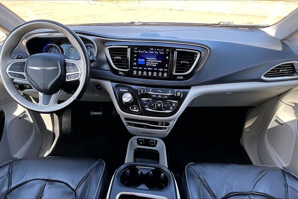 Thumbnail: 2017 Chrysler Pacifica - 9