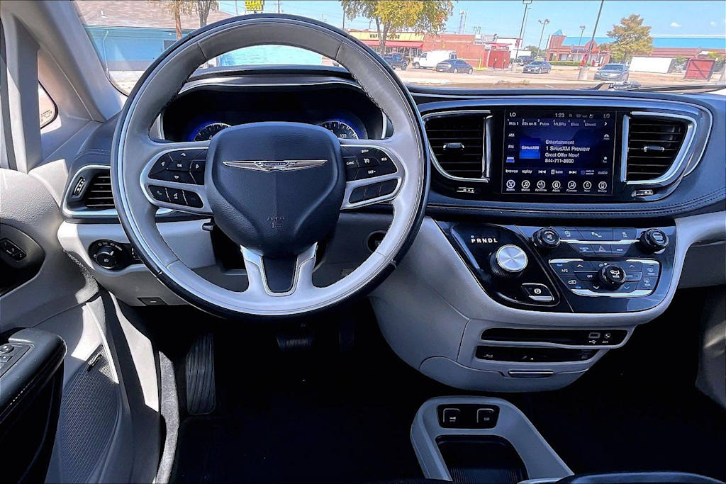 Thumbnail: 2017 Chrysler Pacifica - 13