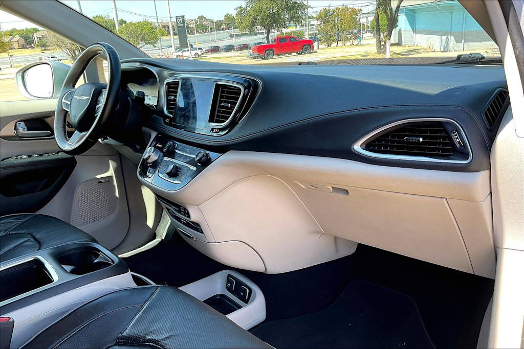 Thumbnail: 2017 Chrysler Pacifica - 24