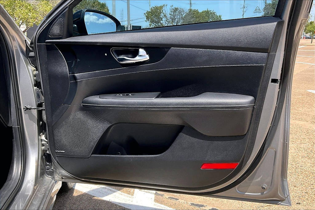 Thumbnail: 2022 Kia Forte - 28