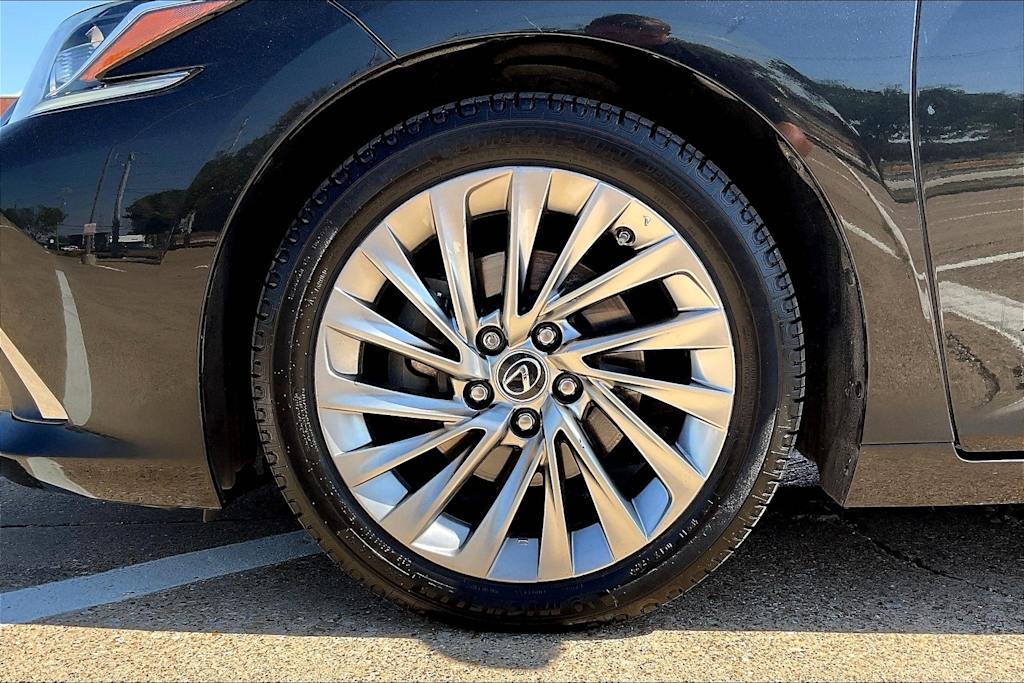 Thumbnail: 2020 Lexus ES - 8