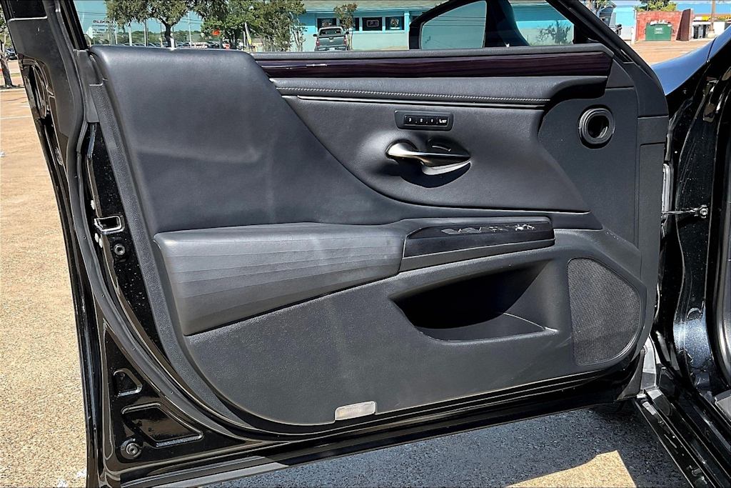 Thumbnail: 2020 Lexus ES - 27