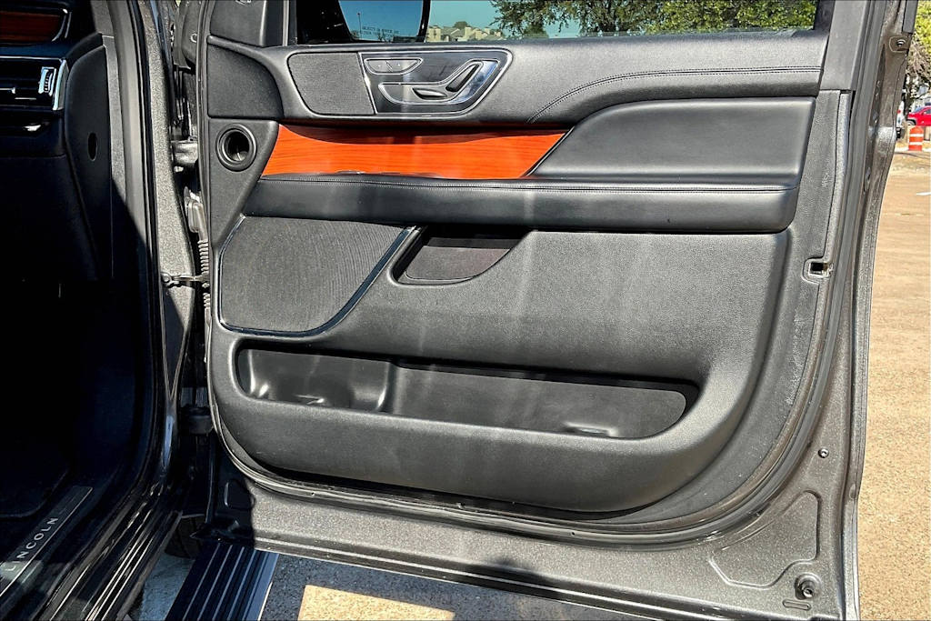 Thumbnail: 2018 Lincoln Navigator - 27