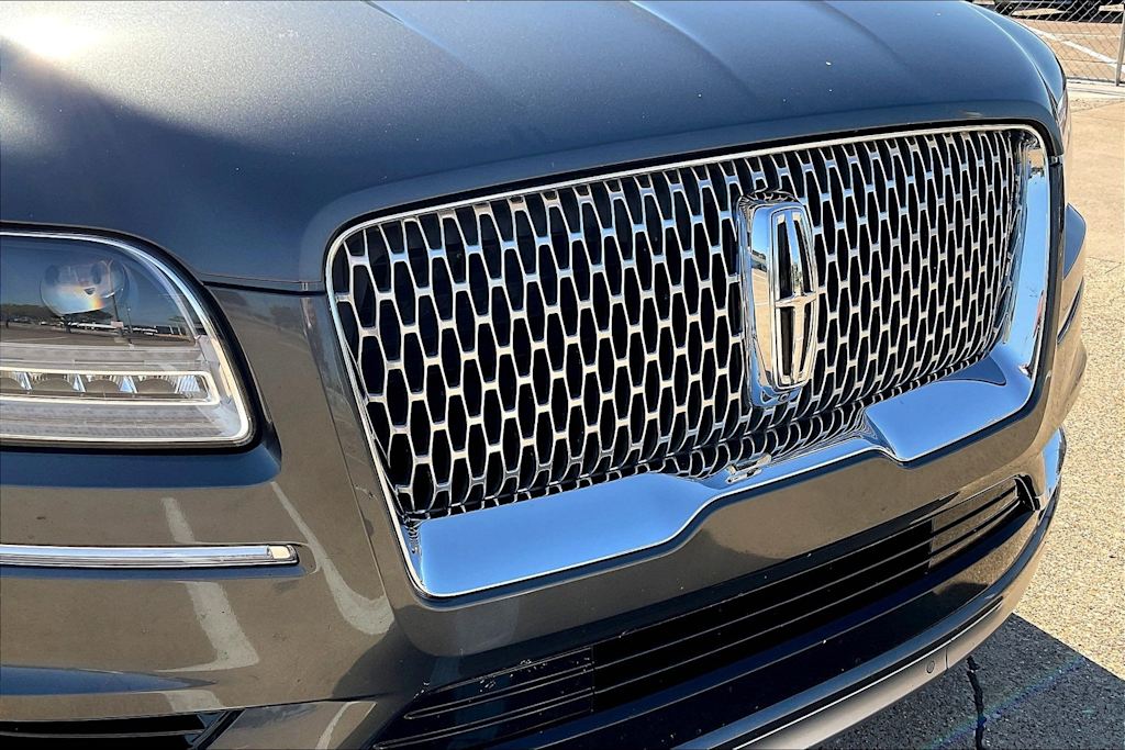 Thumbnail: 2018 Lincoln Navigator - 32