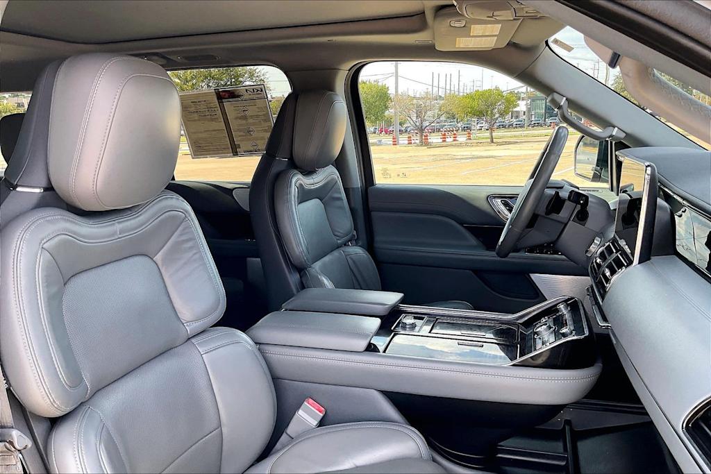 Thumbnail: 2020 Lincoln Navigator L - 10