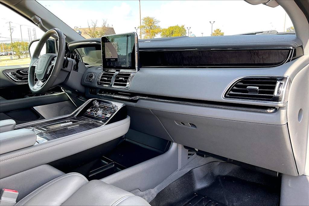Thumbnail: 2020 Lincoln Navigator L - 21
