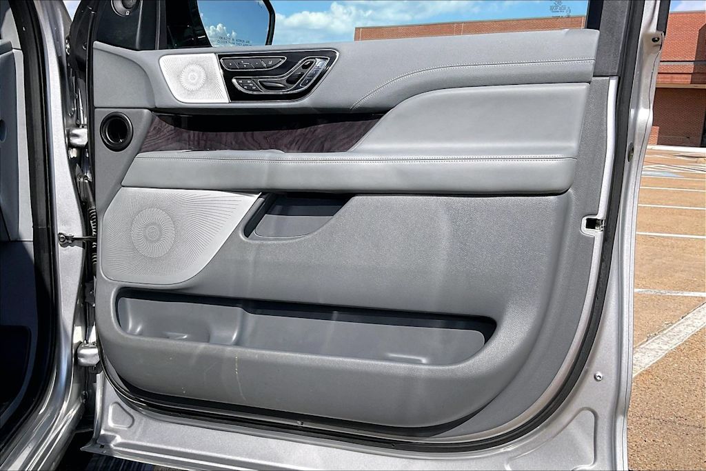Thumbnail: 2020 Lincoln Navigator L - 26