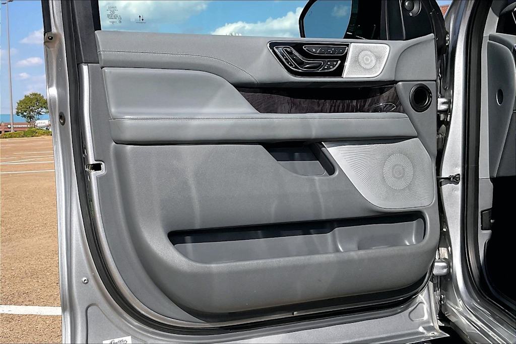 Thumbnail: 2020 Lincoln Navigator L - 25