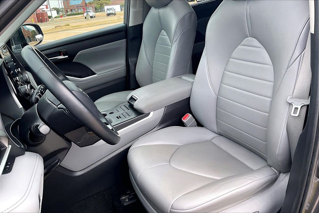 Thumbnail: 2021 Toyota Highlander - 11
