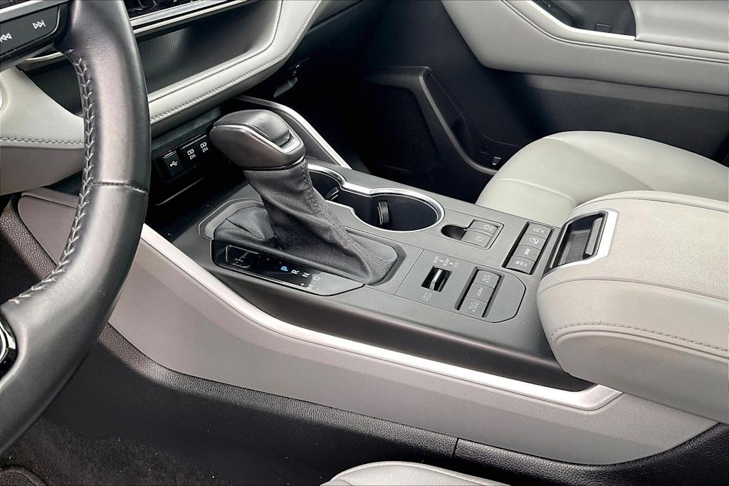Thumbnail: 2021 Toyota Highlander - 15